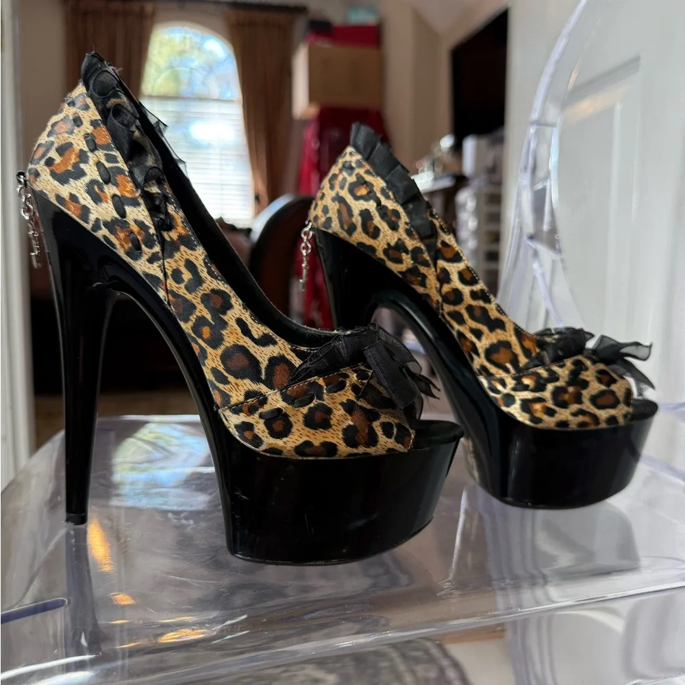 Elegant Leopard Print Stiletto Heels 👠 Foxy Lady Leopard 🐆 - Picture 2 of 9